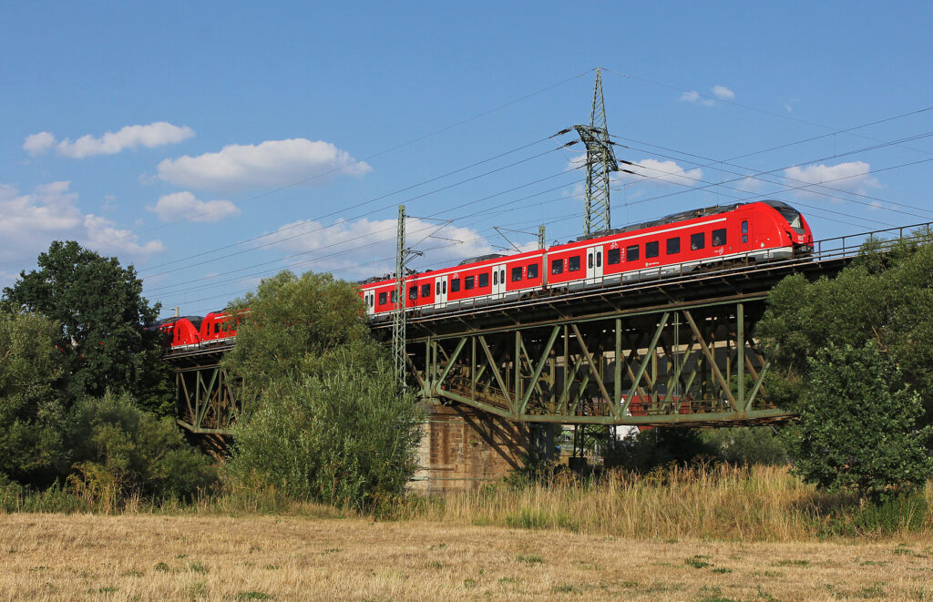 DB Regio: S-Bahn Nürnberg mit Baureihe ET 1440 auf einer Fischbauchbrücke bei Stadeln